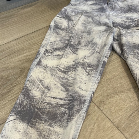 Lululemon Grey & White Mesh Legging - Picture 5 of 10